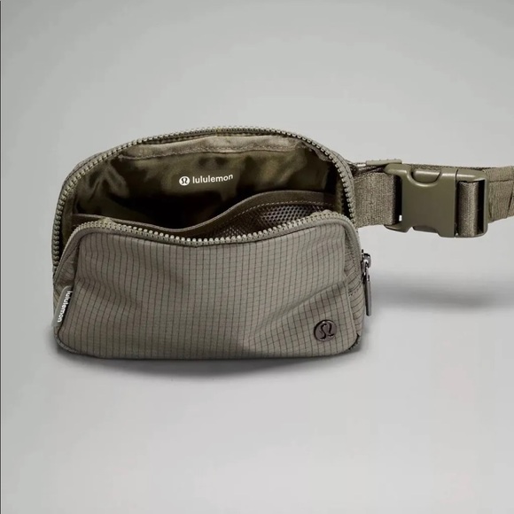 **NWT** Everywhere Belt Bag Carob Brown/Black - Picture 2 of 5